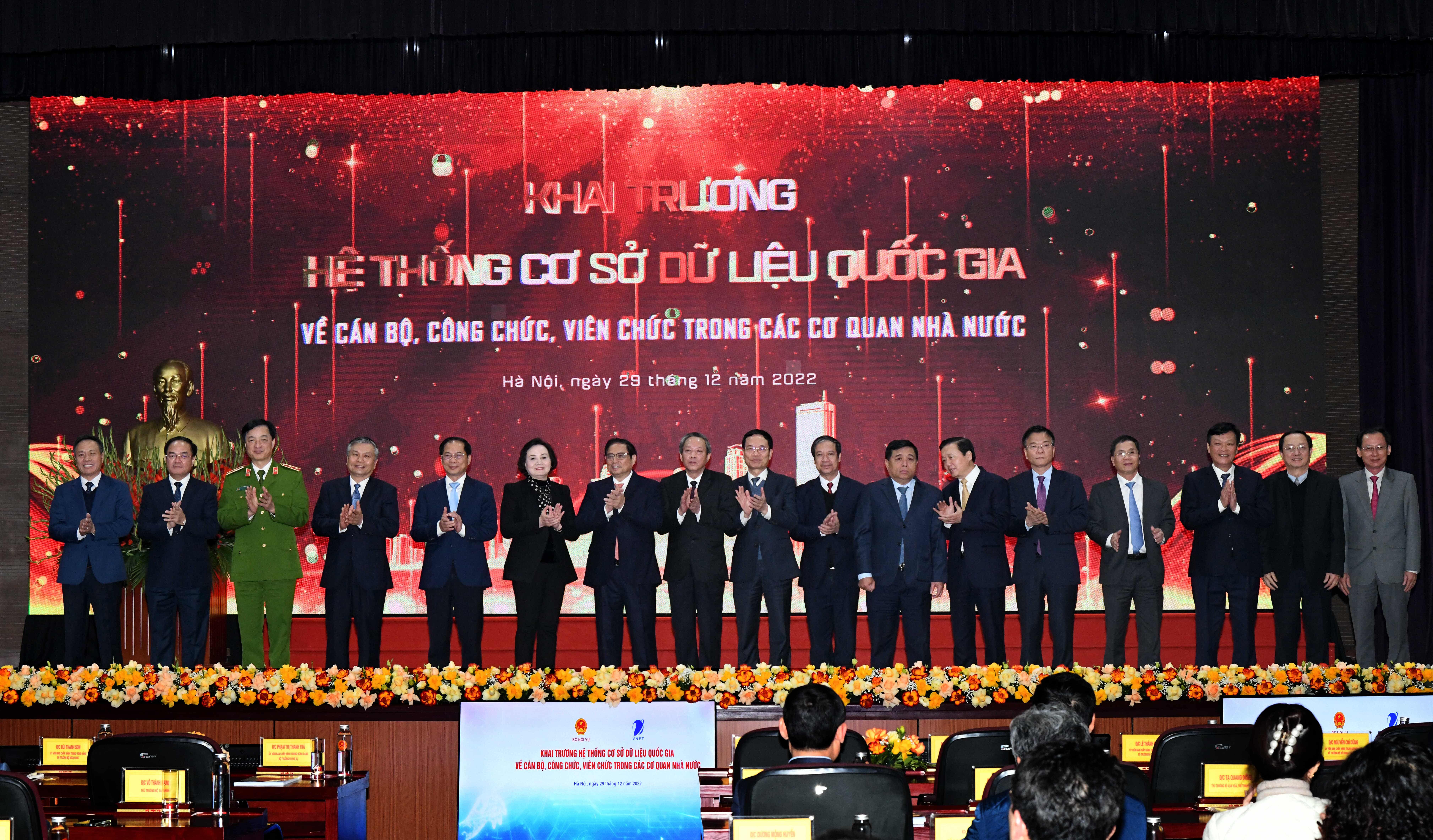 TỔ CHỨC TẠO LẬP, KẾT NỐI, CHIA SẺ DỮ LIỆU VỀ CÁN BỘ, CÔNG CHỨC, VIÊN CHỨC TRÊN QUY MÔ QUỐC GIA